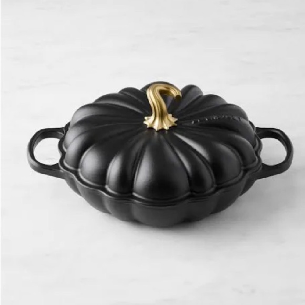 New in Box Le Creuset 2.6 quart Pumpkin Braiser in Matte Black 🖤🧡